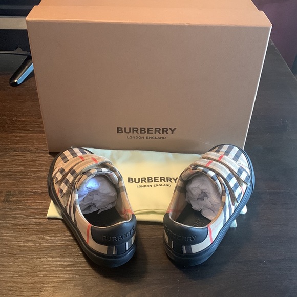 Burberry Shoes - Kids size 29 - Picture 7 of 8